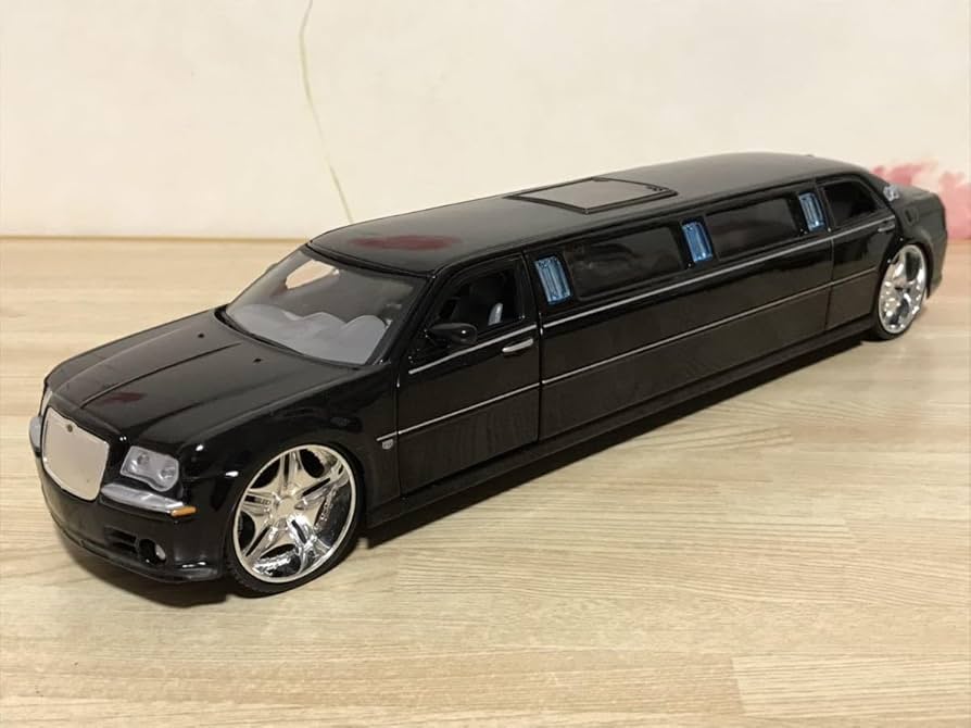 Amazon.co.jp: 1/24 クライスラー 300C リムジン ミニカー : おもちゃ
