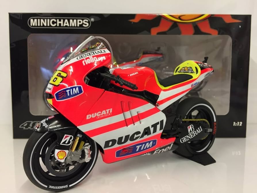 Amazon.com: Minichamps 122111046 1:12 Ducati GP 11.1 - Valentino