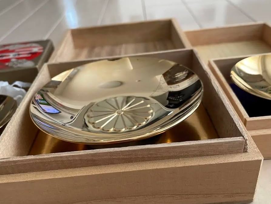 Amazon.co.jp: 天皇陛下喜寿奉祝記念金杯 菊の紋 24KGP その他4点 箱