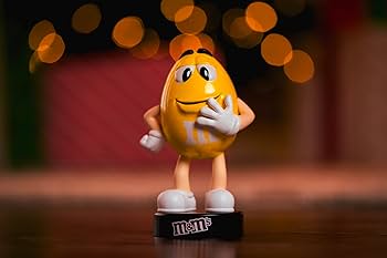 Amazon.com: Jada Toys M&Ms Yellow Figure (10 cm) - Collectible