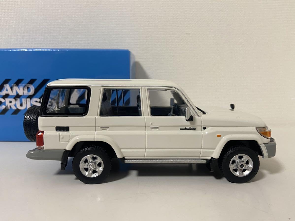 Amazon | 1/30 ミニカー ランドクルーザー 70 ホワイトミニカー LAND