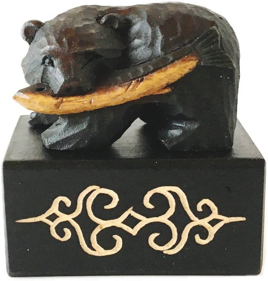 Amazon.co.jp: 鮭をくわえた 木彫り熊の置物 Sサイズ（約4センチ