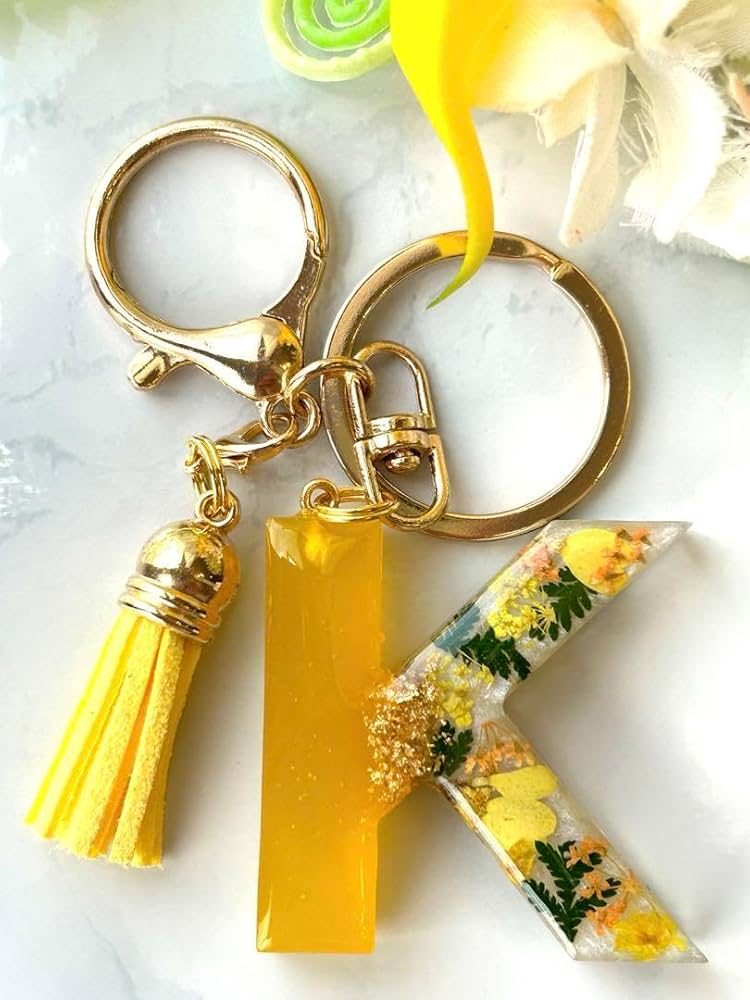 Amazon.co.jp: K イニシャルキーホルダー 黄色ドライフラワー