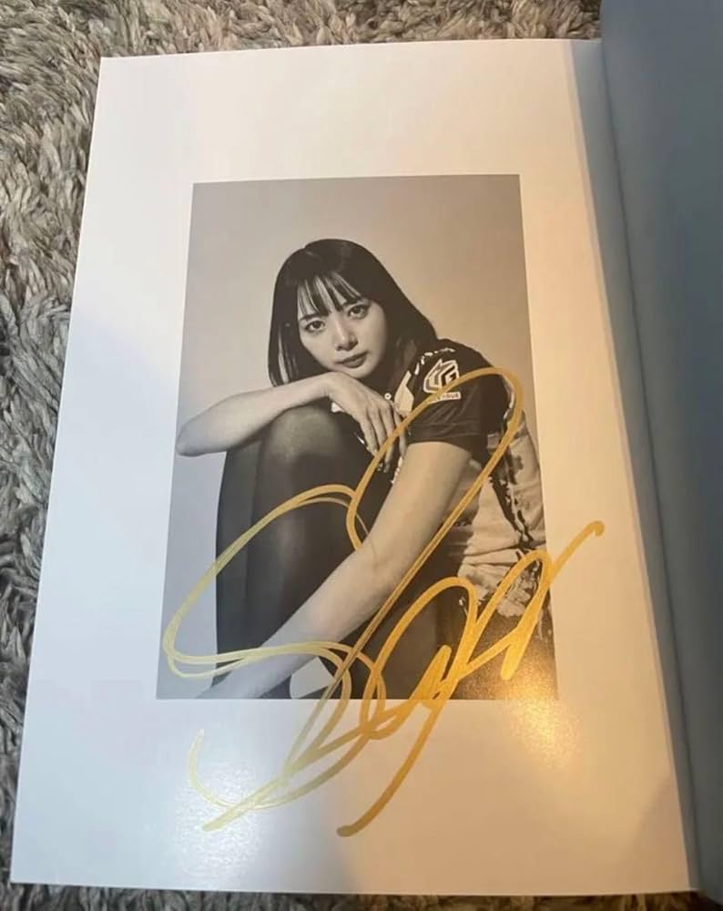 Amazon.co.jp: 岡田紗佳 直筆サイン本 おかぴーす 今日も私は運がいい