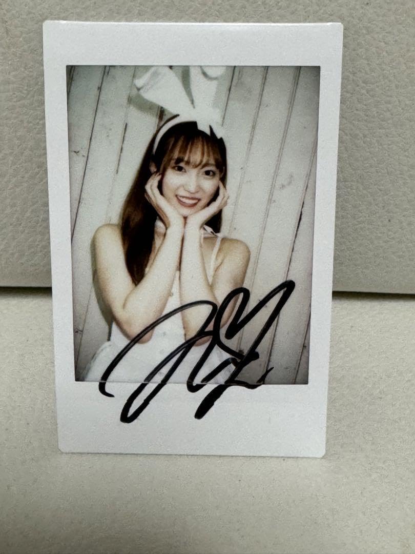 Amazon.co.jp: 美谷朱里 美谷朱音 直筆サイン入りチェキ バニー : おもちゃ
