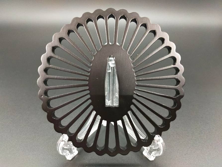 Amazon.co.jp: A06 刀鍔 菊紋の図 鉄地 透かし 日本刀装具 鍔 厚さ5MM