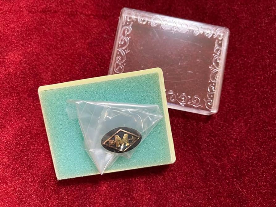 Amazon | 松下電工 M矢 社章 襟章 ピンバッジ | バッジ | おもちゃ