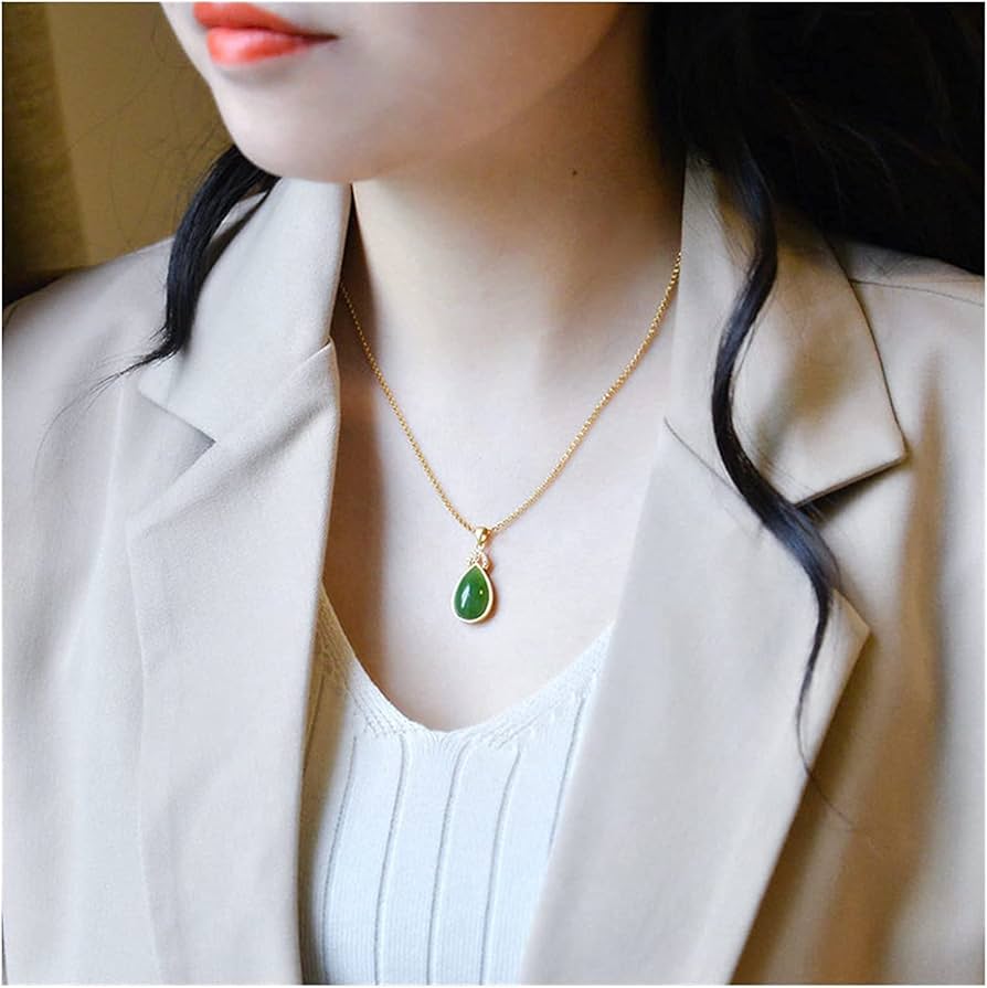 Amazon.co.jp: 天然翡翠ペンダントネックレス彫刻幸運のお守り、和田