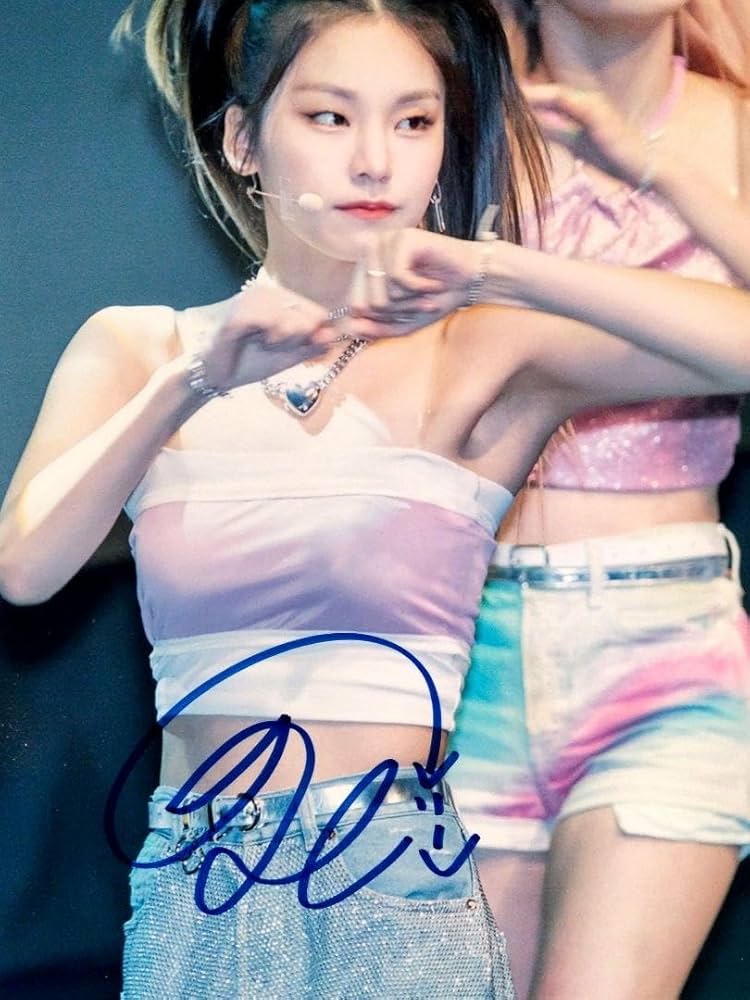 Amazon.co.jp: イェジ直筆サイン入り超大型写真…YEJI…イッチ ITZY