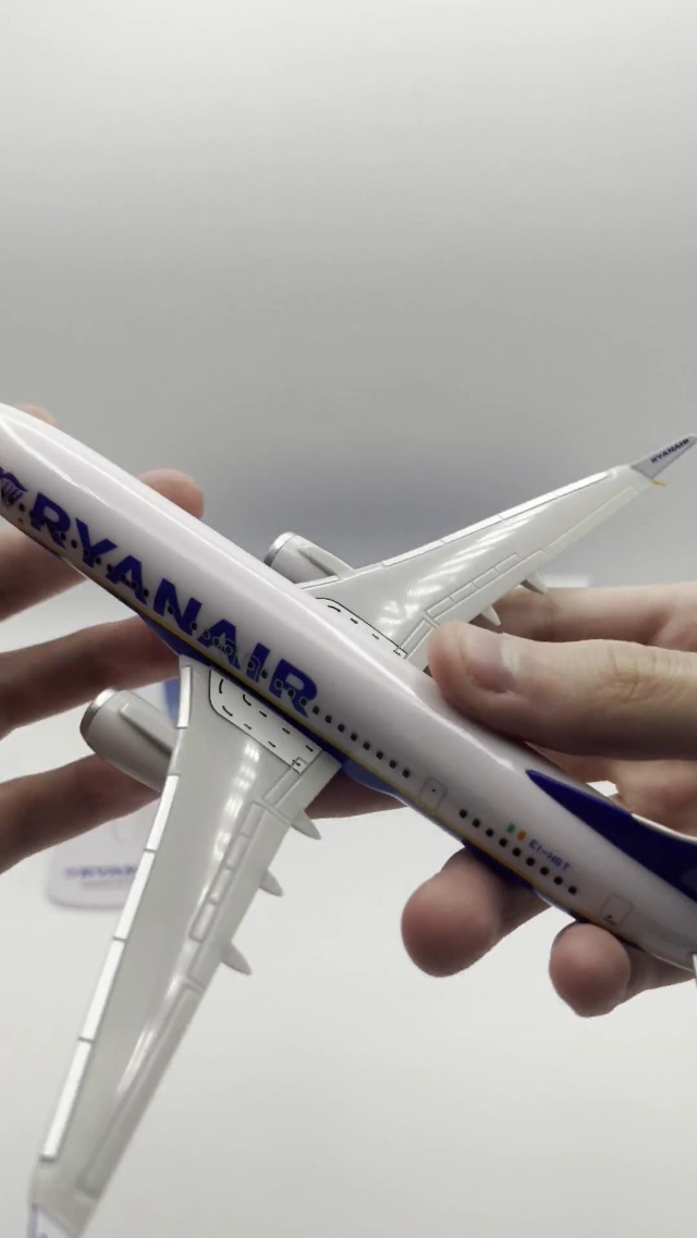 Amazon.com: PPC PP-RYAN737M Ryanair Boeing 737 Max 8 1:200 Scale