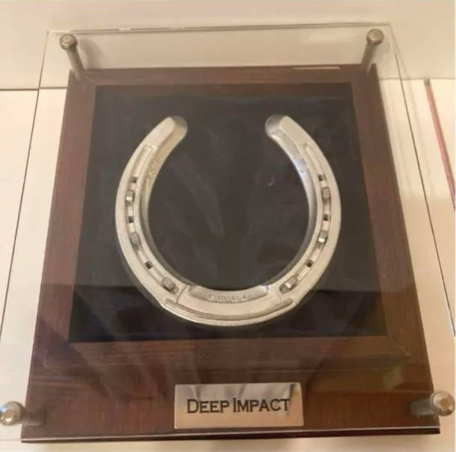 Amazon.co.jp: 三冠達成記念 ディープインパクト蹄鉄 三冠達成記念