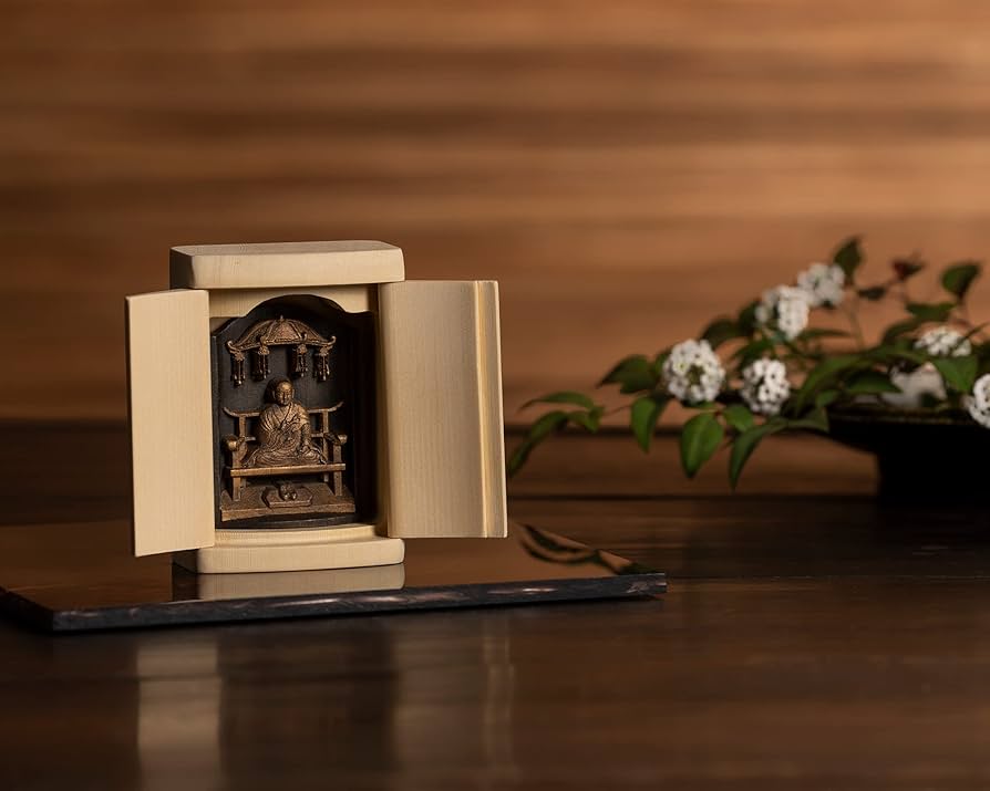 Amazon｜是空 真言 弘法大師 空海 厨子入りの仏像(金古美仕上げ