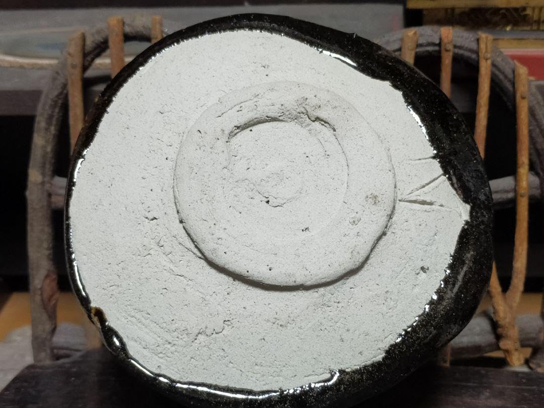 Amazon.co.jp: 織部黒 茶碗 在銘 桐箱 仕覆付き 骨董 織部 瀬戸黒 引出