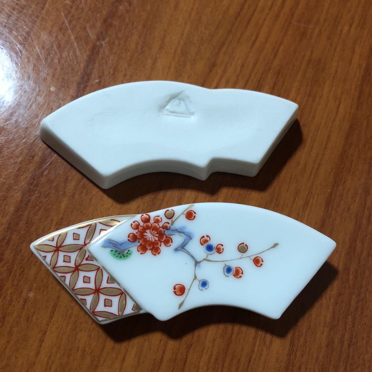 Amazon.co.jp: 〈〉深川製磁 箸置き 梅 岩梅 金彩 扇 扇型 はしおき 箸