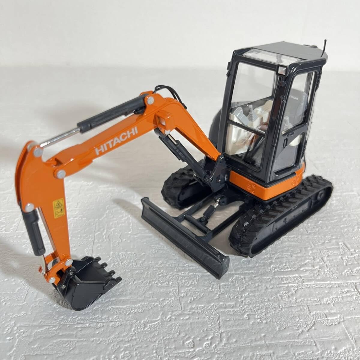 Amazon | 日立 ZAXIS35U 後方超小旋回型ミニショベル 1/30 ミニカー 1