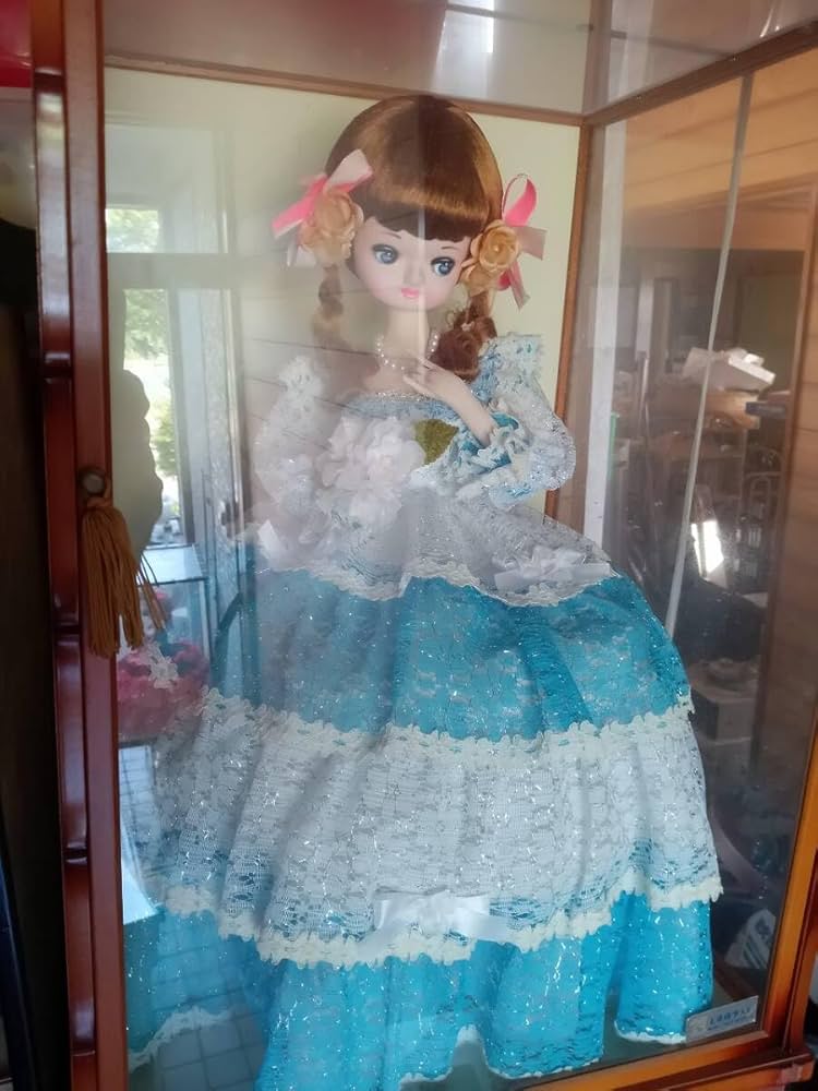 Amazon.co.jp: ガラスケース入りスキヨ ポーズ人形 フランス人形 水色