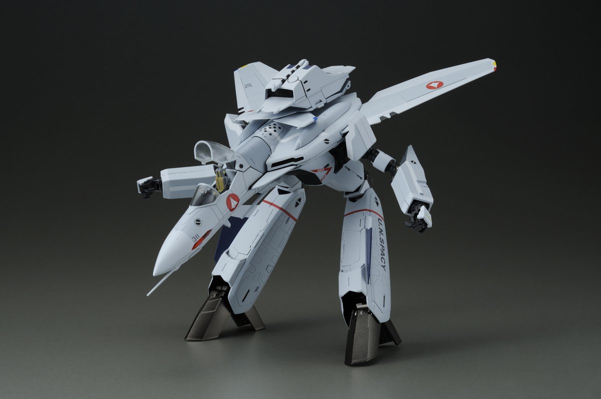 Amazon.co.jp: マクロスゼロ 完全変形VF-0A フェニックス 工藤シン搭乗