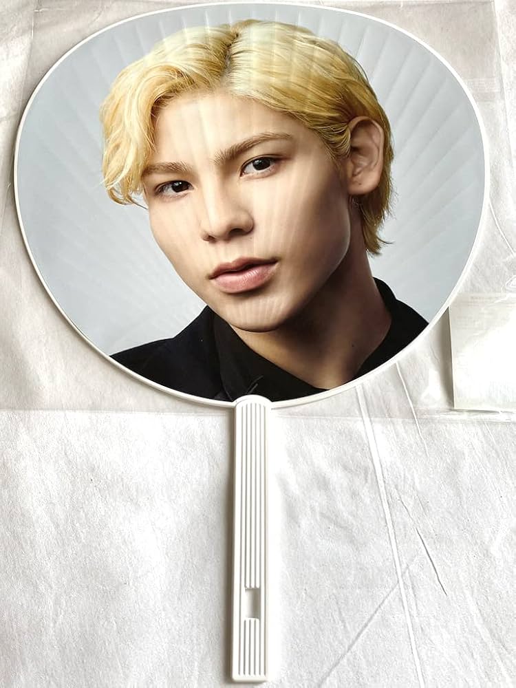 Amazon.co.jp: Snow Man 【 ジャンボうちわ （ ラウール ） 】ライブ