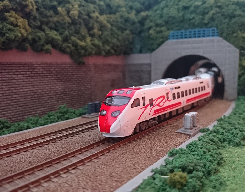 Amazon | 鉄道模型 Nゲージ 台湾 台湾鉄路管理局 鉄支路 傾斜式 普悠瑪