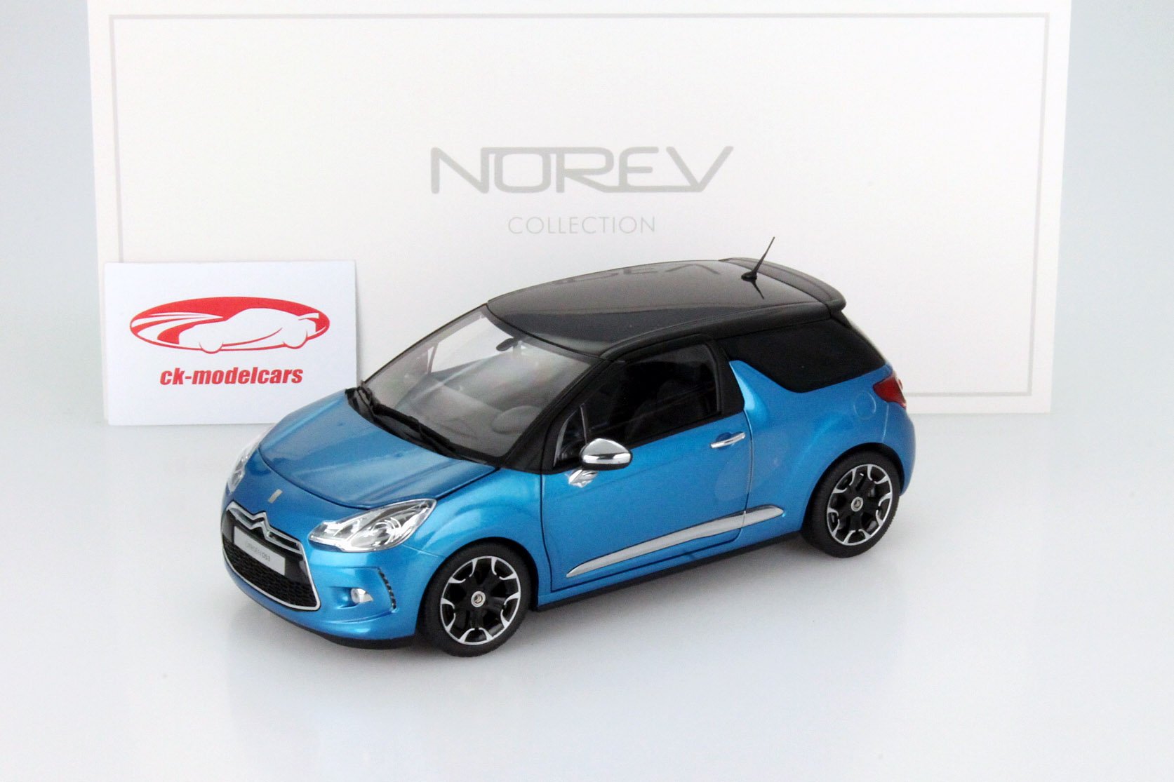 Amazon.com: 2011 Citroen DS3 Blue / Black 1/18 by Norev 181539