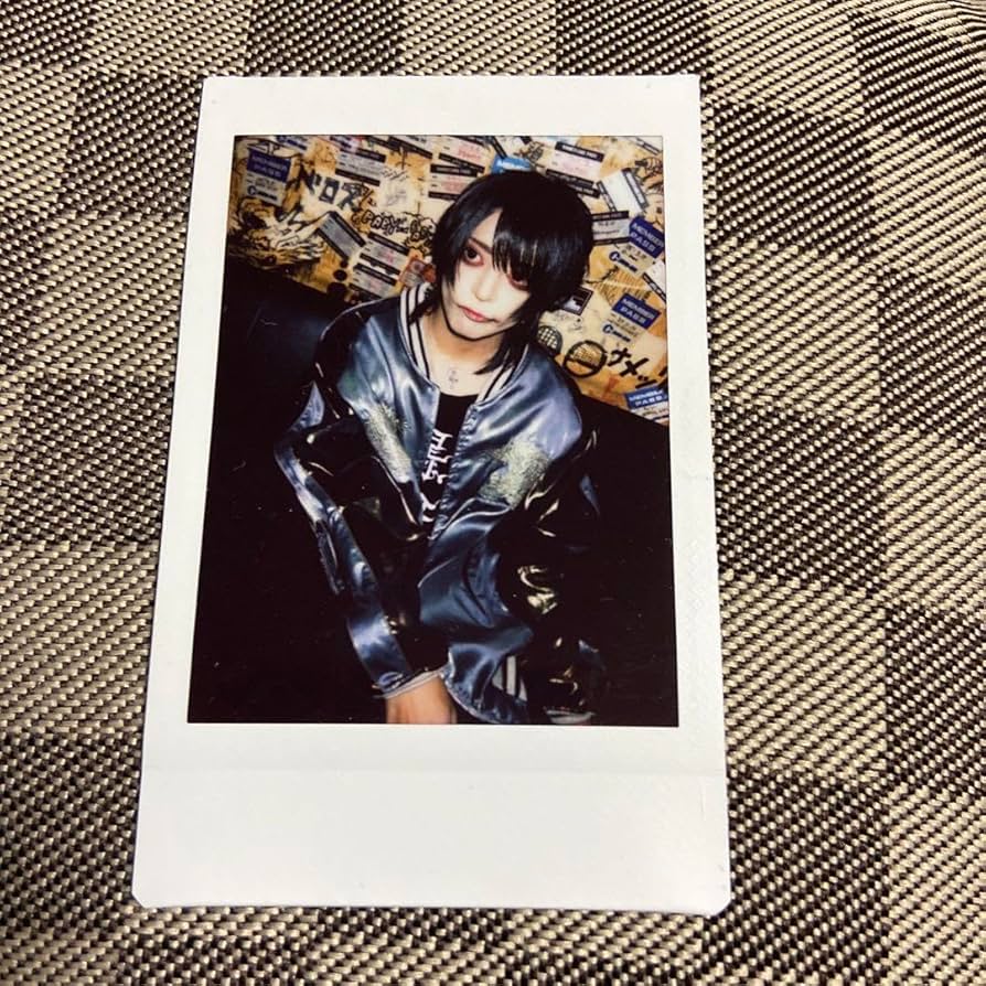 Amazon.co.jp: 甘い暴力 チェキ 咲さん スカジャン姿 : おもちゃ