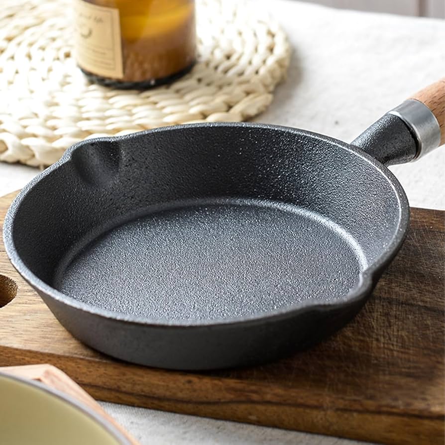 Amazon｜16cm ミニ 鉄 フライパン 目玉焼き フライパン 鋳鉄フライパン