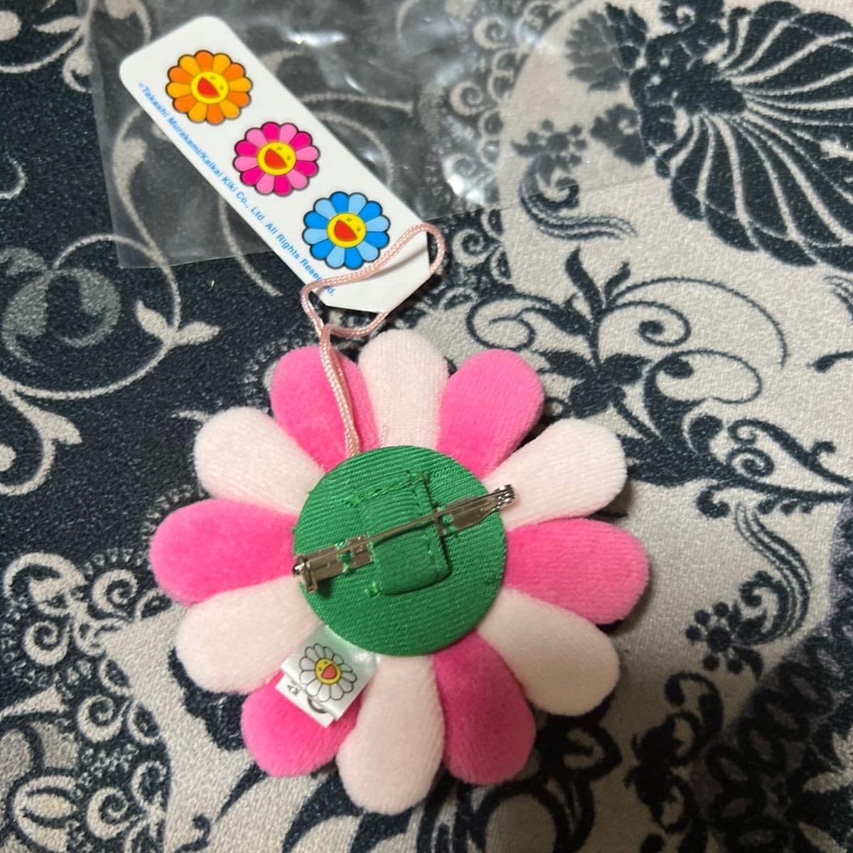 Amazon.co.jp: 再販 村上隆 フラワー レインボー バッジ バッヂ