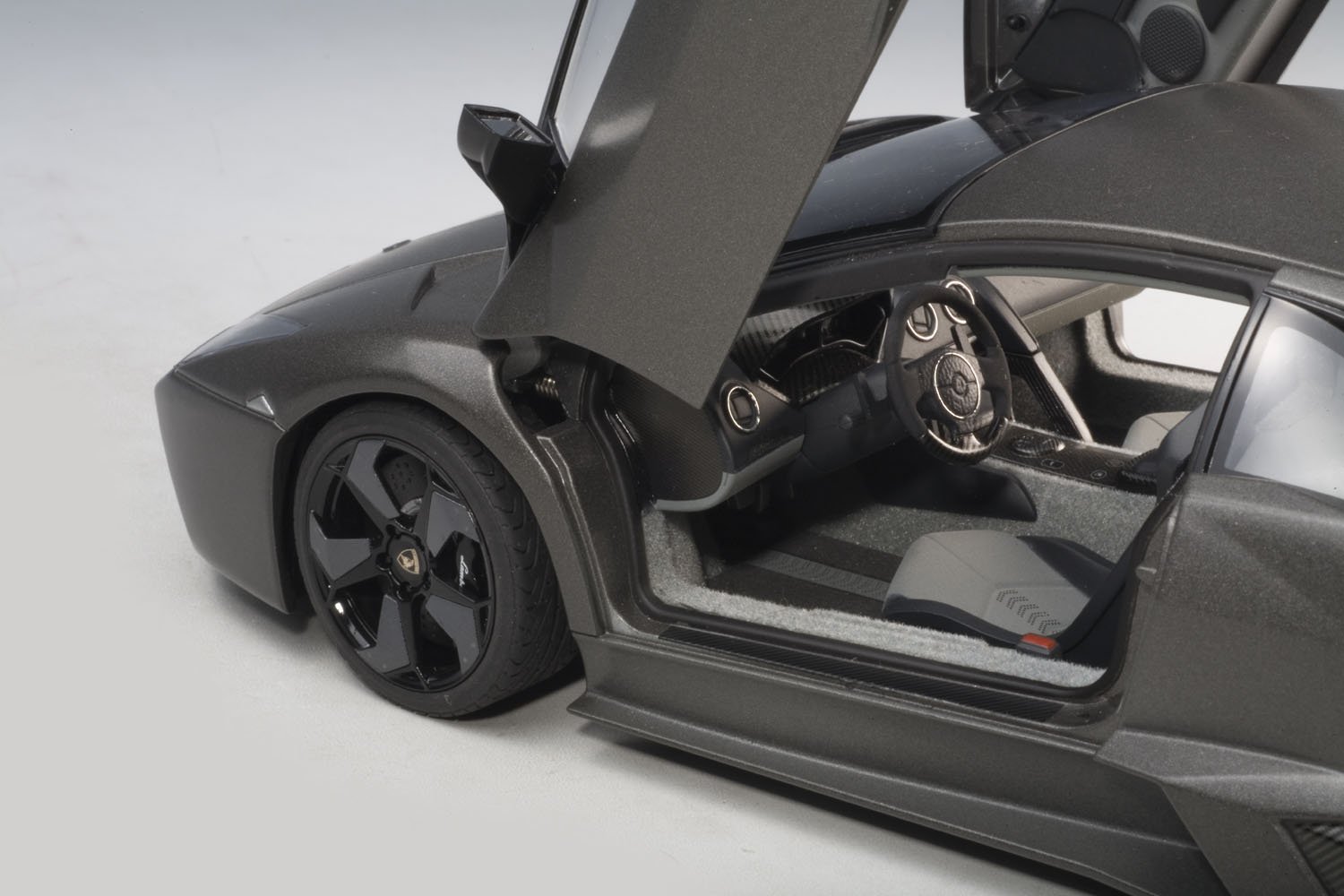 Amazon | AUTOart 1/18 ランボルギーニ レヴェントン グレー 完成品