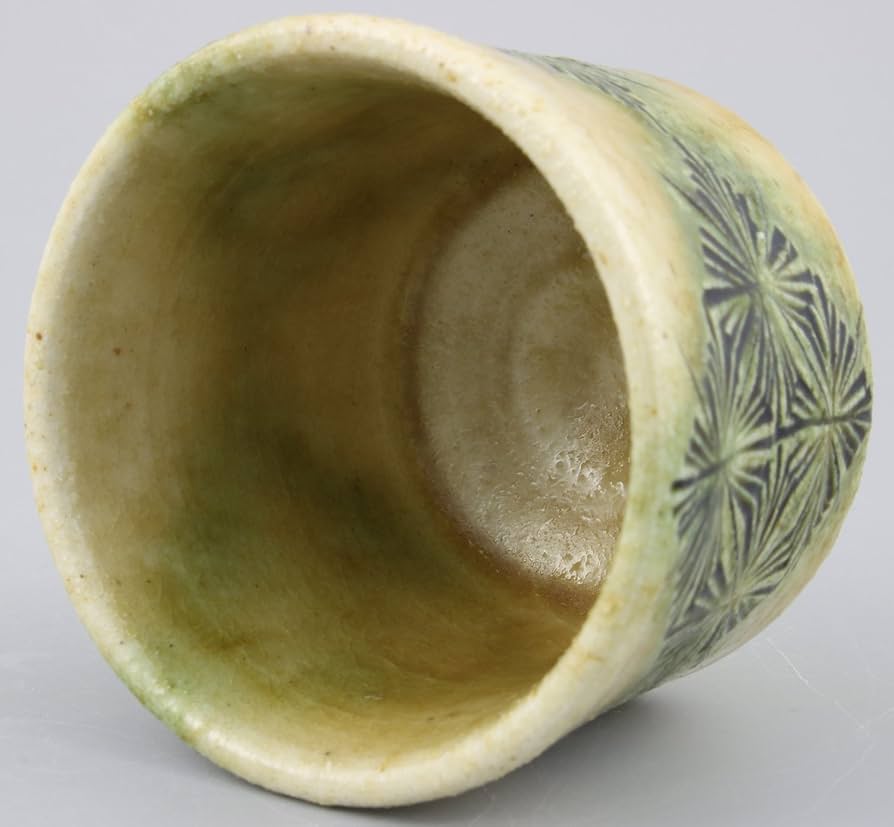 Amazon.co.jp: 瀬戸焼 「 加藤唐三郎 」 ぐい呑 黄瀬戸 容量約80ml (刻