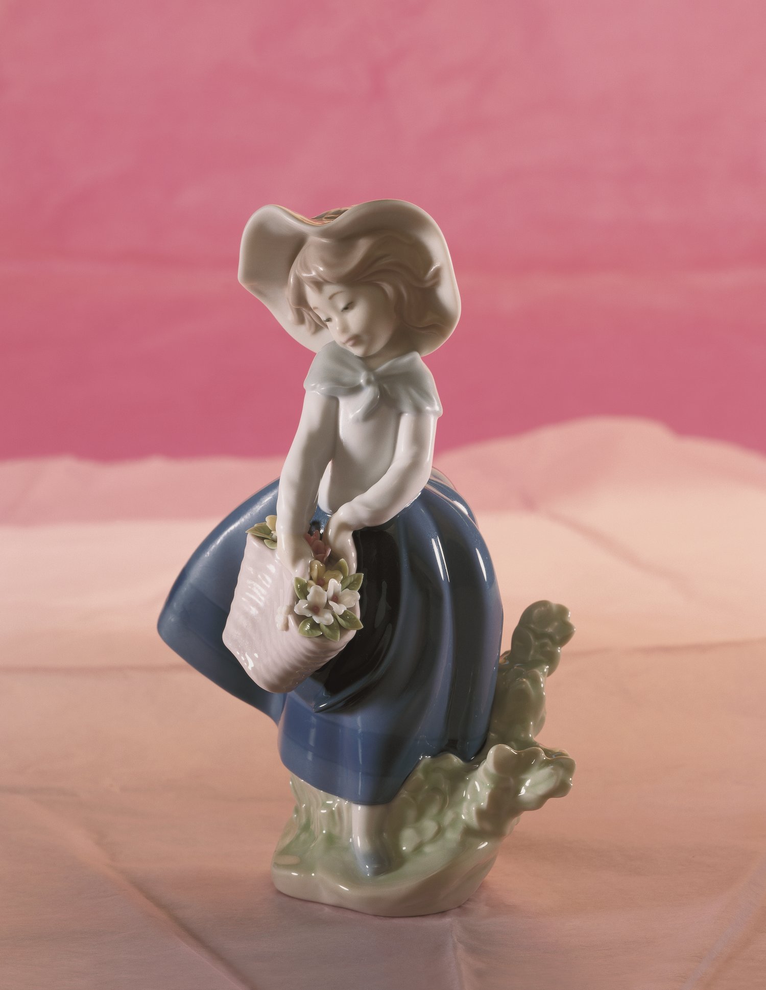 Amazon.co.jp: リヤドロ LLADRÓ 人形 きれいな花ばかり 01005222