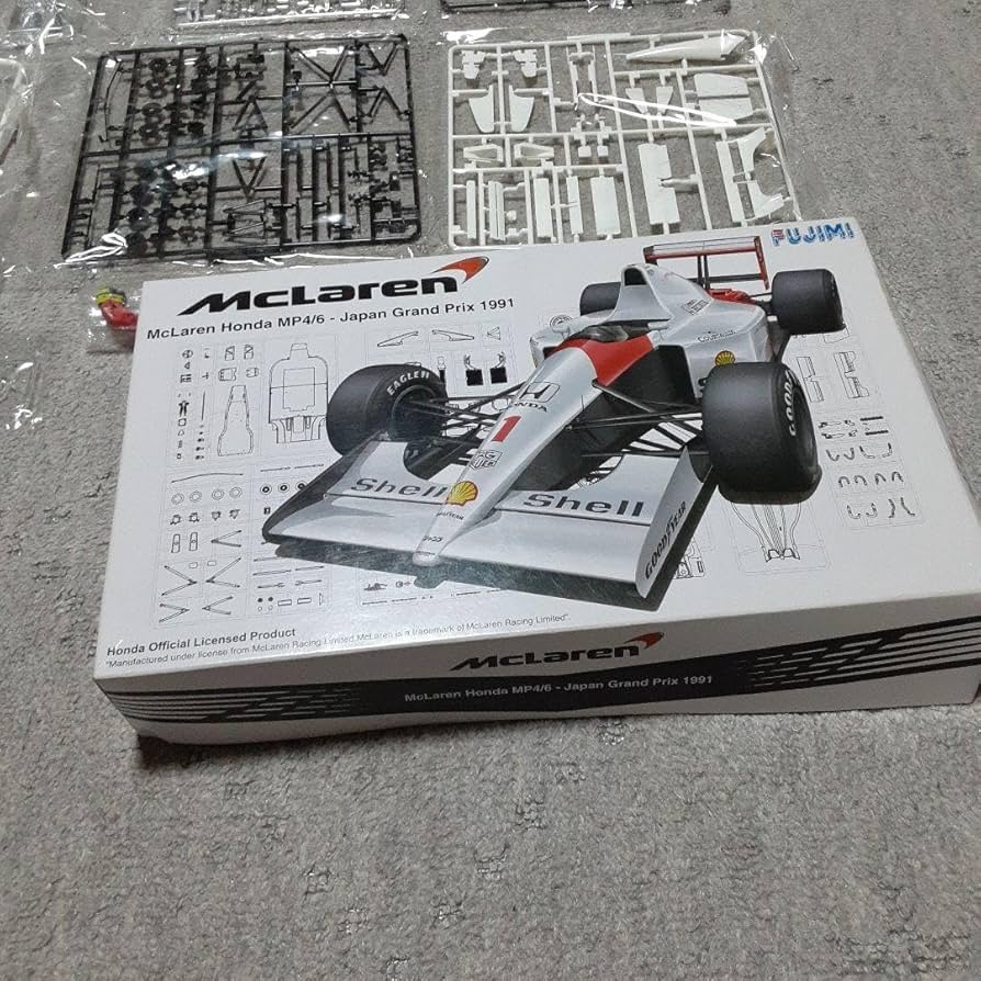 Amazon.co.jp: アイルトンセナ フィギュア付き マクラーレン MP46 F1