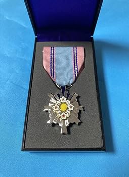 Amazon.co.jp: 自衛隊 第四級 防衛功労章（第11号 防衛記念章