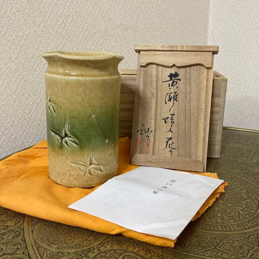 Amazon.co.jp: 瀬戸赤津 背戸窯 加藤釥 黄瀬戸蝶文花入 茶道具 花瓶
