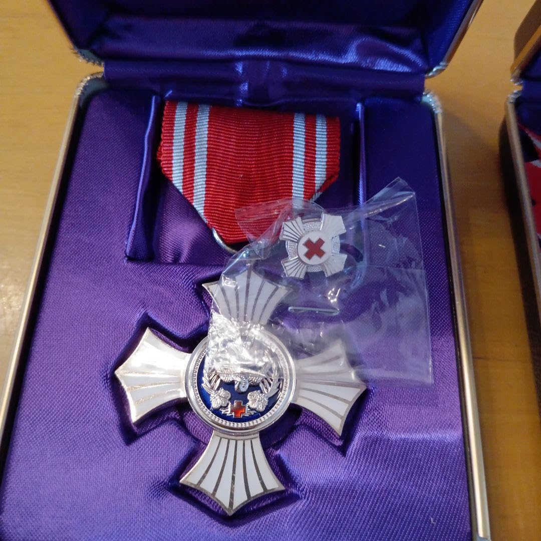 Amazon.co.jp: 極美日本赤十字社 銀色有功章 男性 女性用セット 略章付