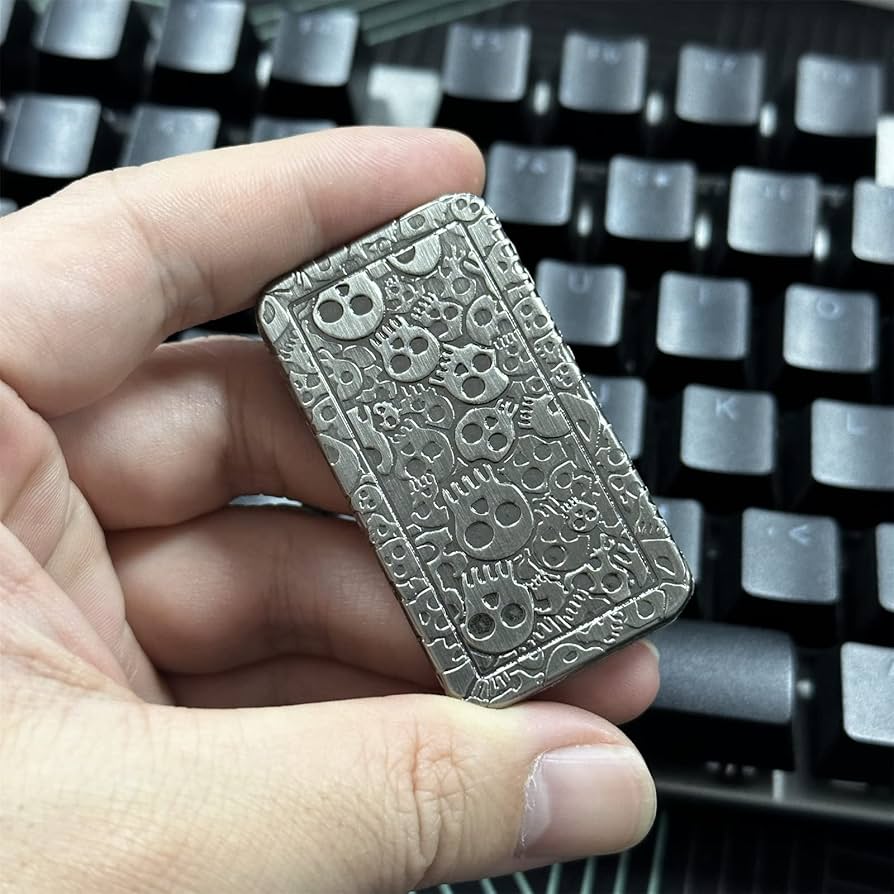 Amazon.co.jp: クリエイティブスカルパターンFidget Toys金属EDCフィ