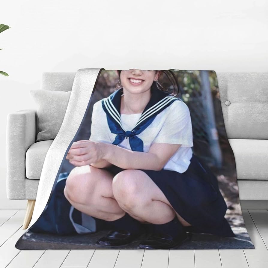 Amazon｜korkus 芦田愛菜 ブランケット フランネルブランケット 写真