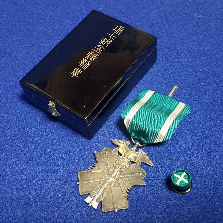 Amazon.co.jp: 美品功七級金鵄勲章旧日本軍勲章、陸軍、海軍、日本軍