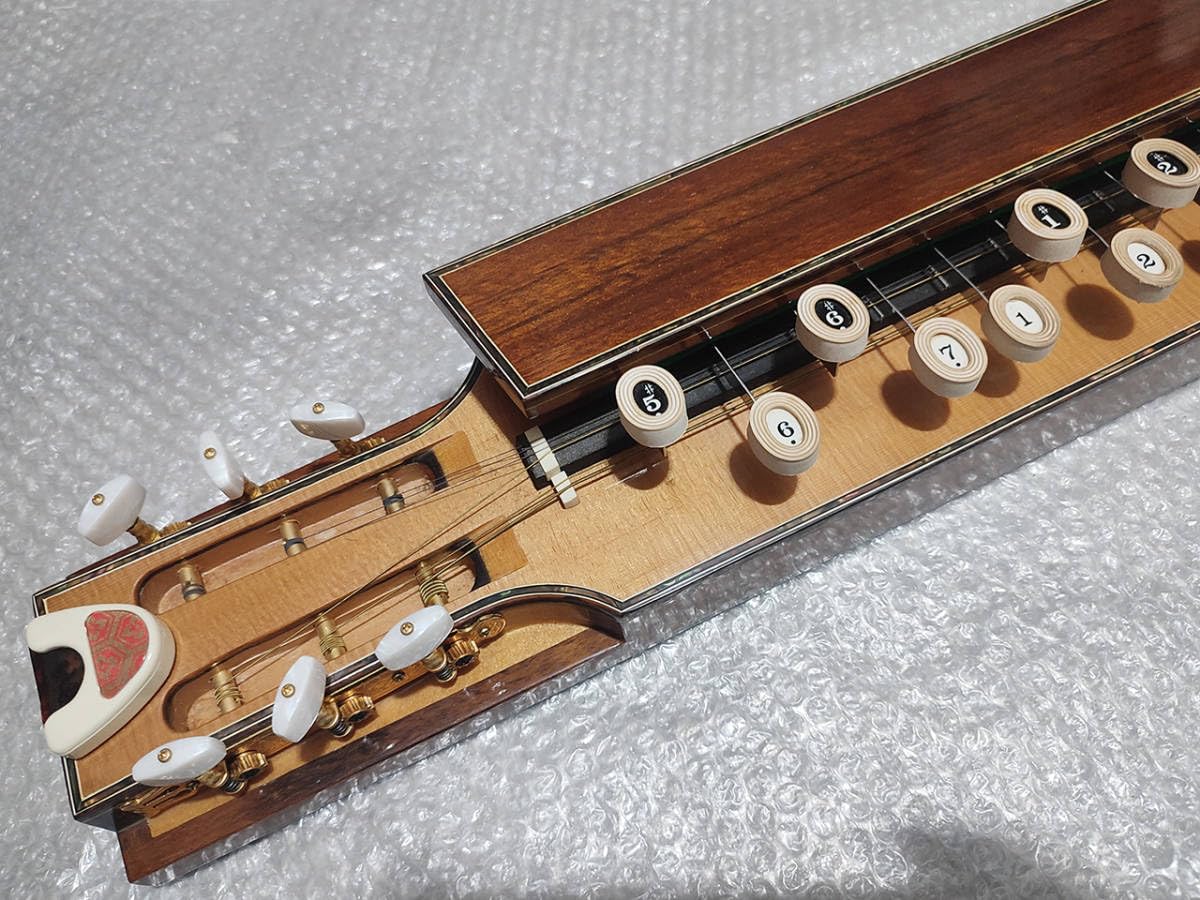 Amazon.co.jp: 高級 菊八重 大正琴 ケース付 螺鈿細工 : 楽器・音響機器
