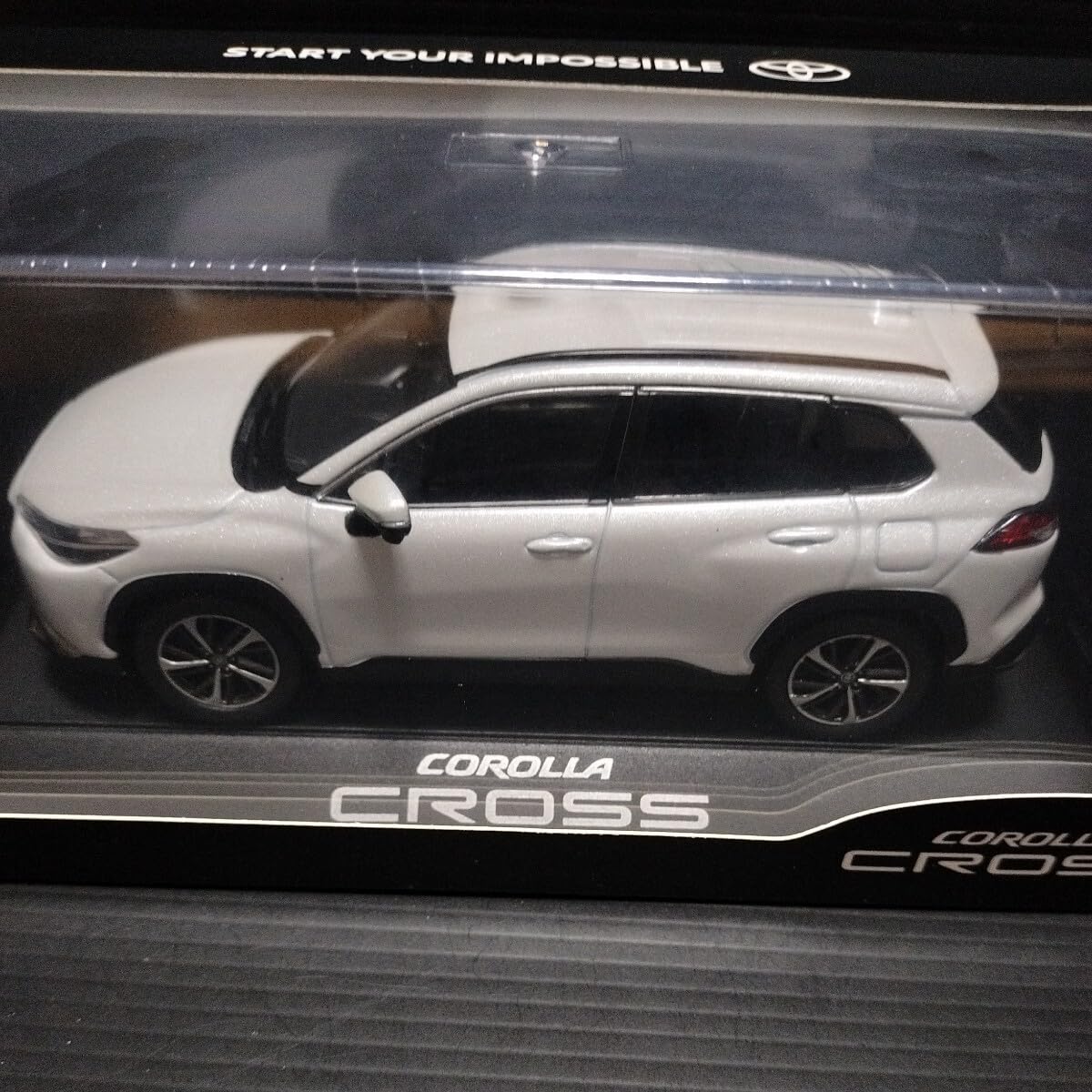 ディーラー非売品】トヨタ カローラクロス ホワイト カラーサンプル