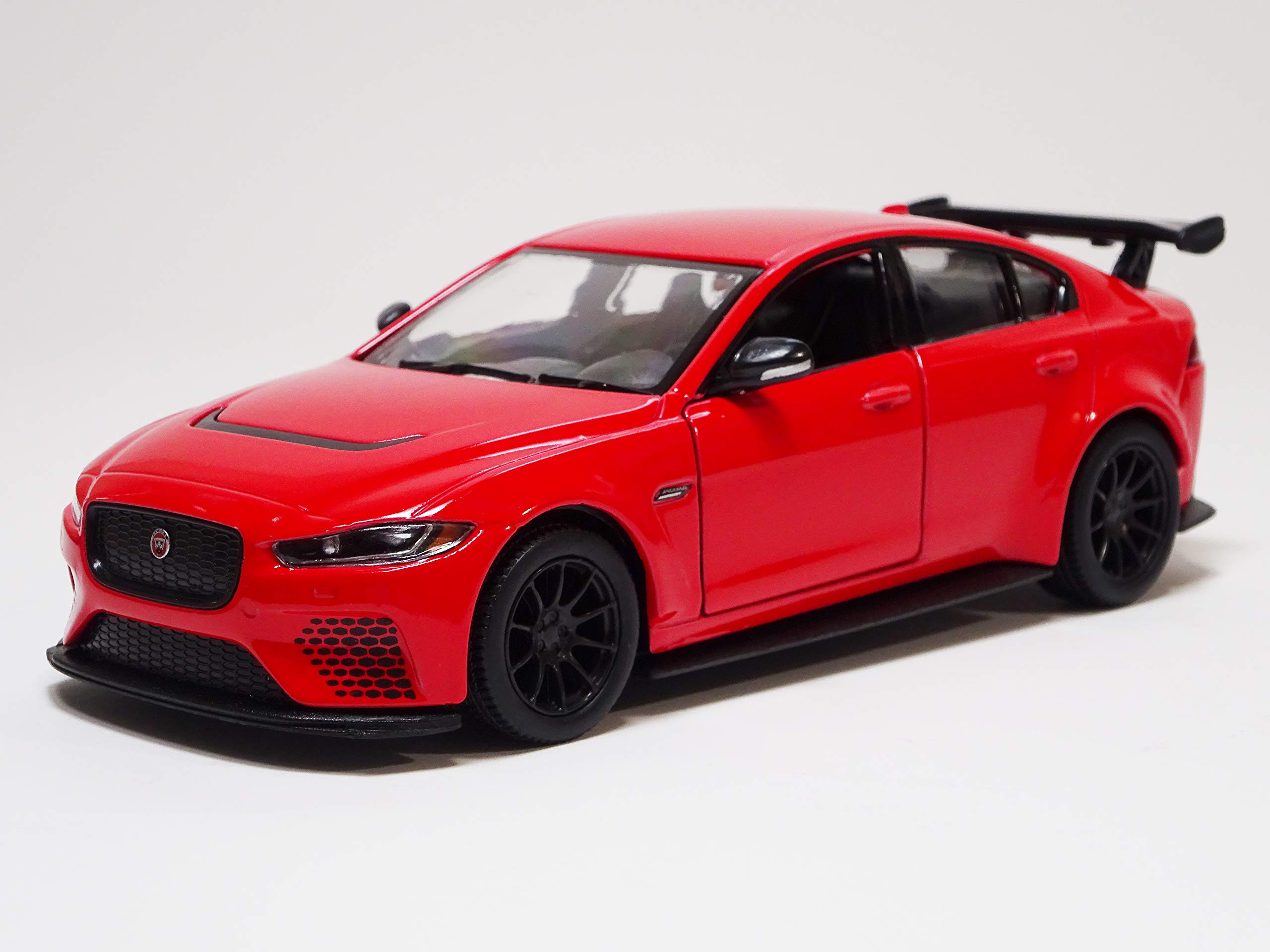 Amazon | キンスマート ジャガー XE SV プロジェクト8 レッド 1/38