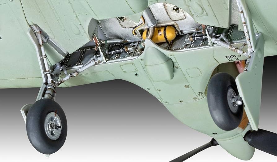 Amazon | ドイツレベル(Revell) 1/32 イギリス空軍 ホーカーハリケーン