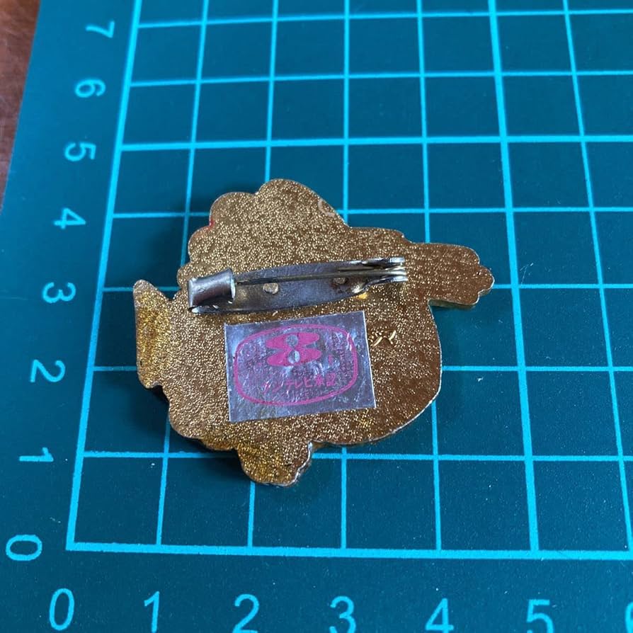 Amazon | ピンバッチ【昭和レトロ】およげ！たいやきくん バッジ