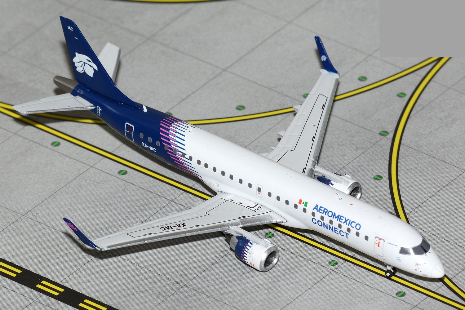 Amazon.com: GeminiJets GJAMX2320 Aeromexico Connect Embraer 190 XA