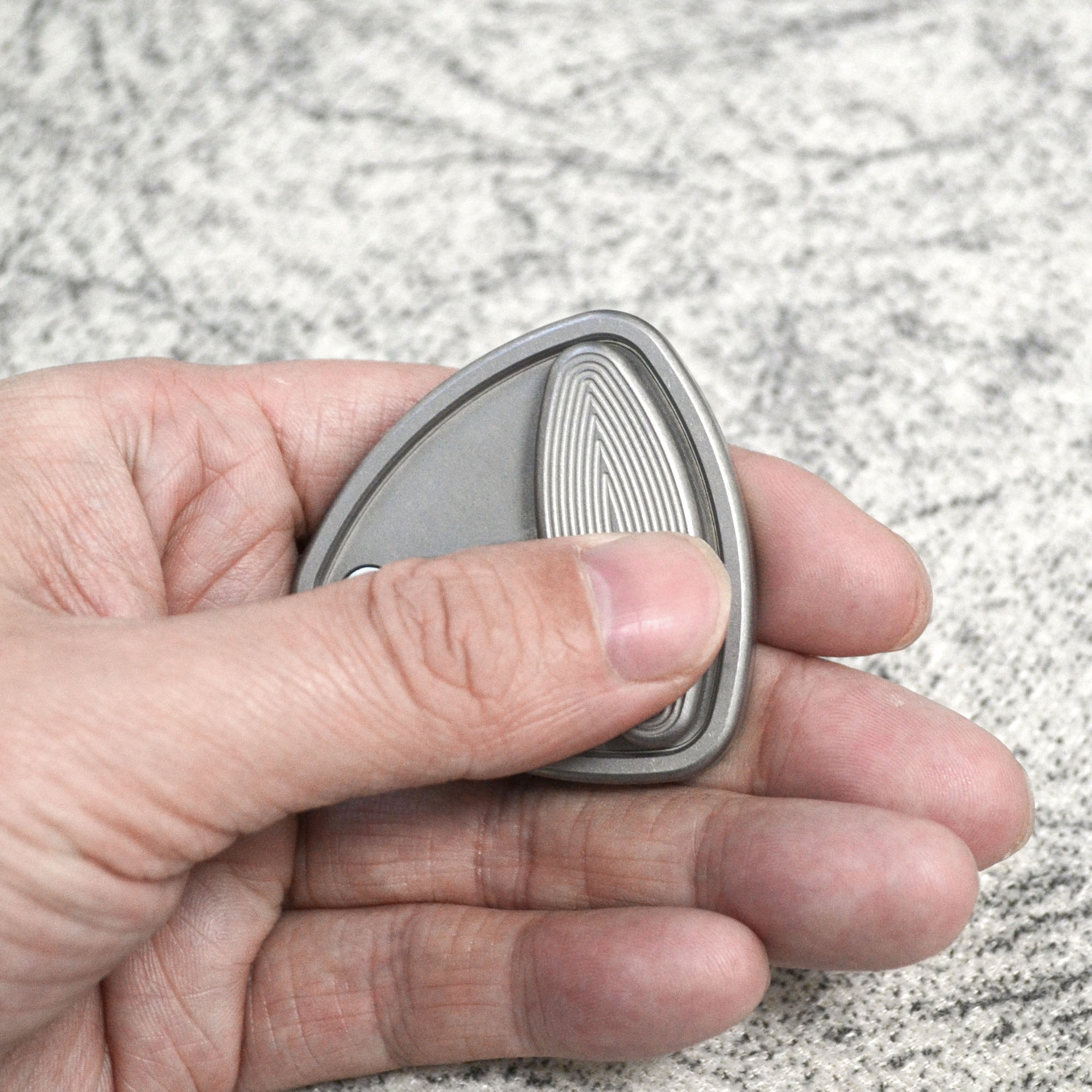 Amazon | ストレス解消玩具 EDC チタン合金 ハンドスピナー (チタン