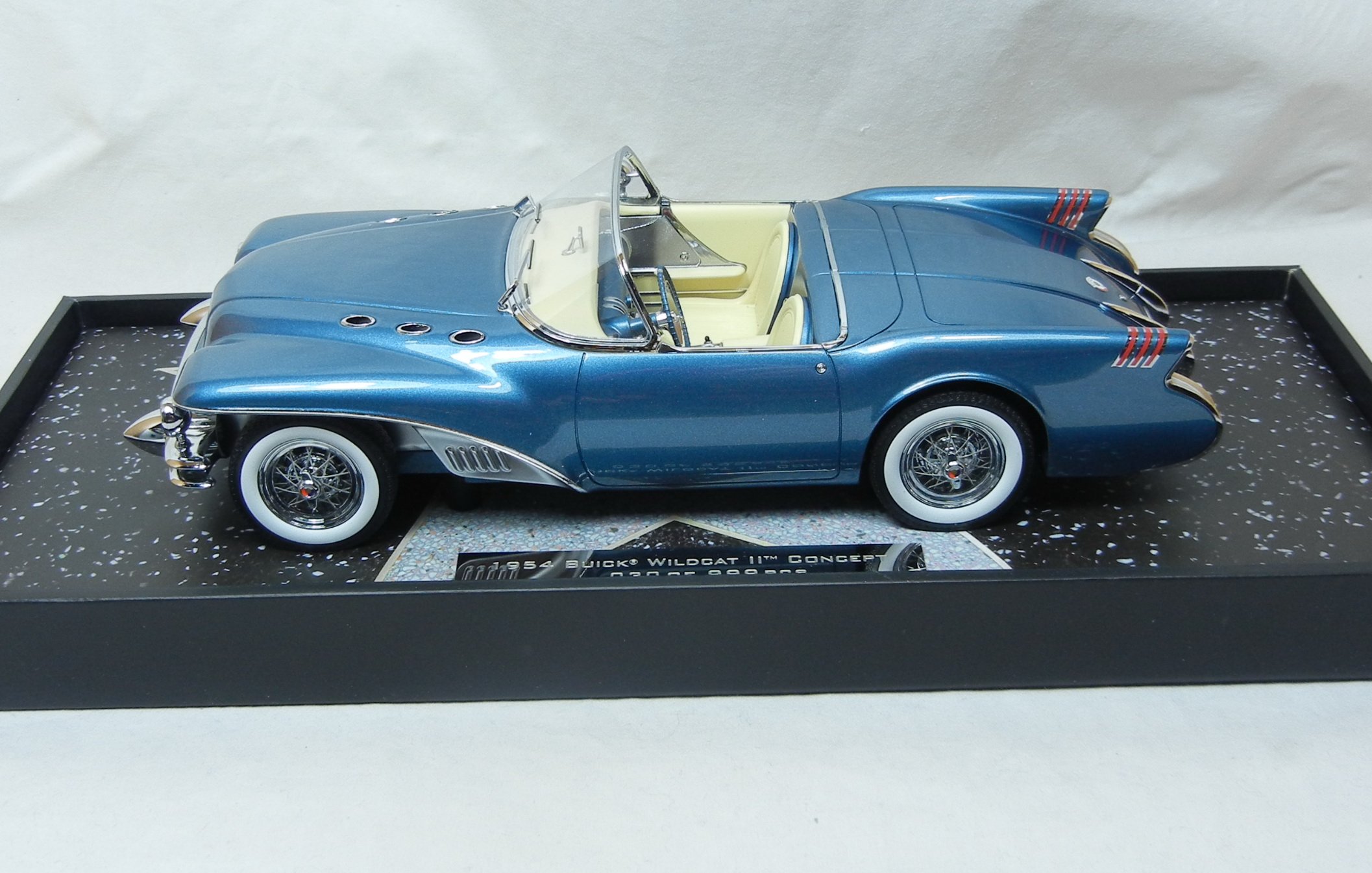 Amazon.co.jp: ☆ ミニチャンプス 1/18 ビュイック ワイルドキャット