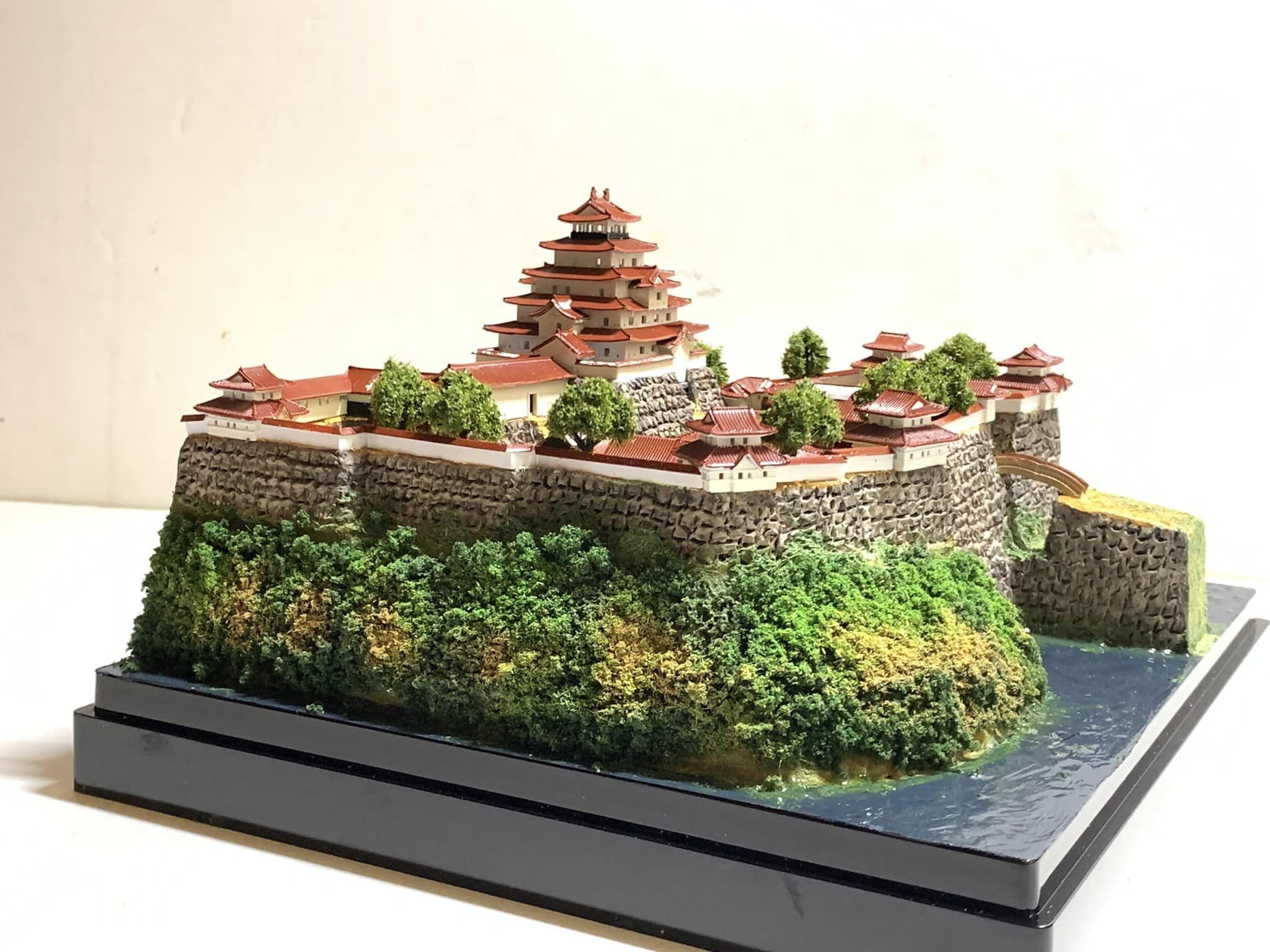 Amazon | [完成品] 日本100名城 会津若松城 ケース付き お城 模型