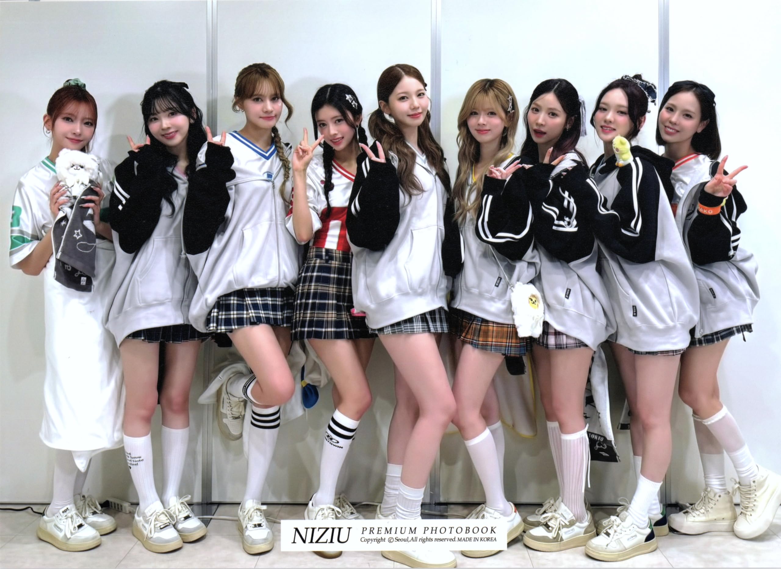 Amazon.co.jp: NiziU ニジュー グッズ 写真集 Premium Photo Book 大型