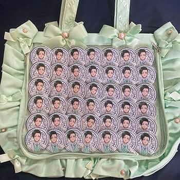 Amazon.co.jp: ブルーロック展 糸師 凛 缶バッジ 痛バック : おもちゃ