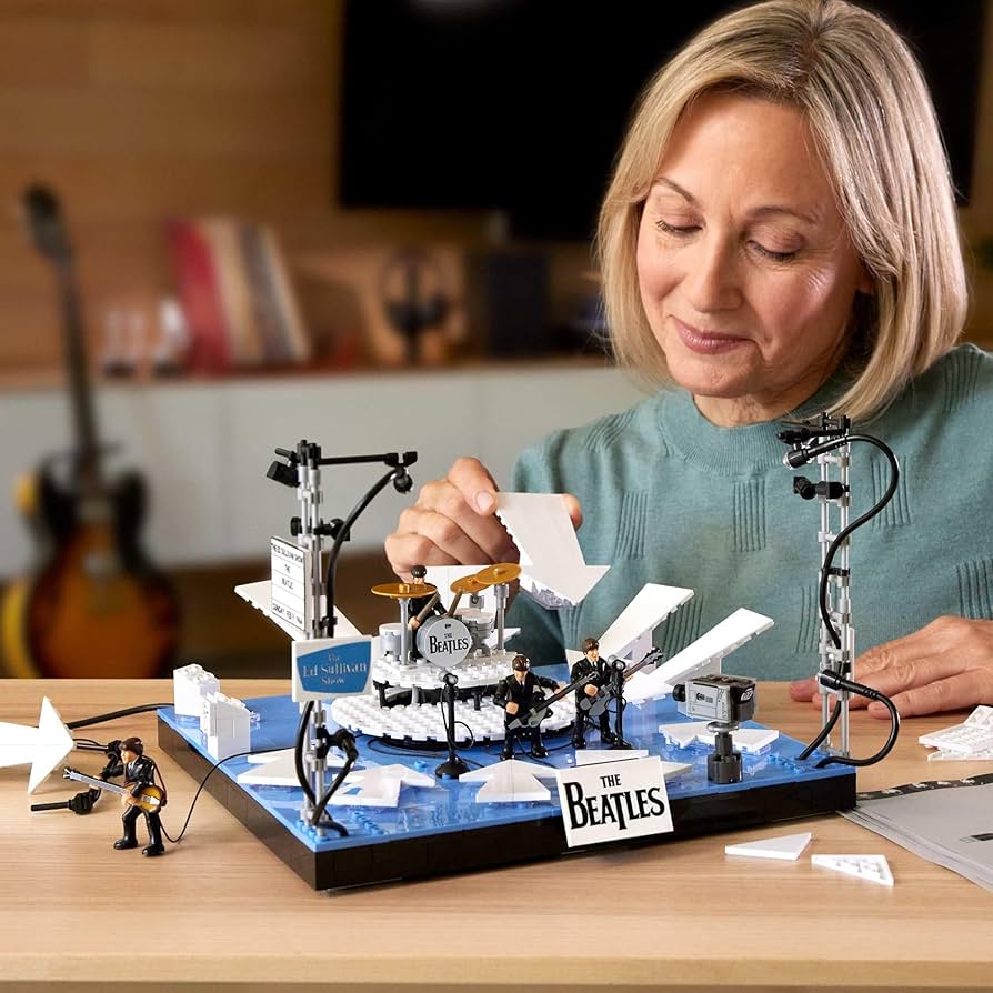 Amazon.com: MEGA The Beatles Building Set with 681 Pieces, 4