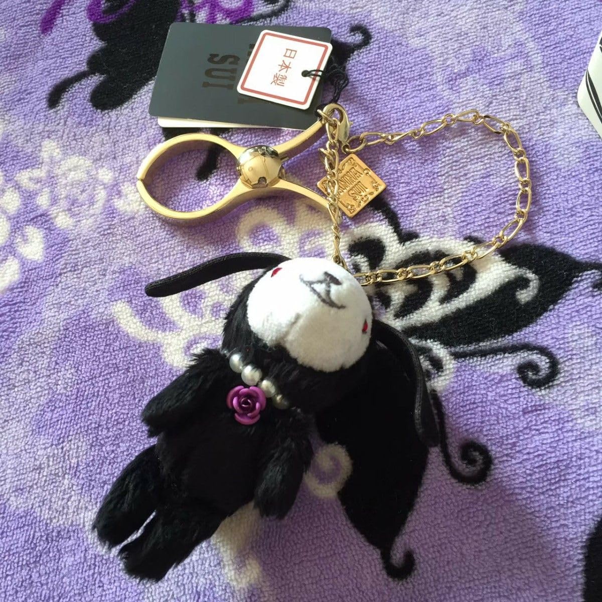 Amazon.co.jp: レアアナスイ 黒うさぎ グローブホルダー 薔薇 兎 干支